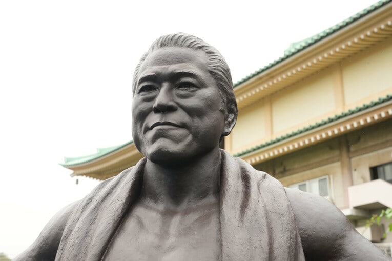 風格のある姿をみせる猪木像