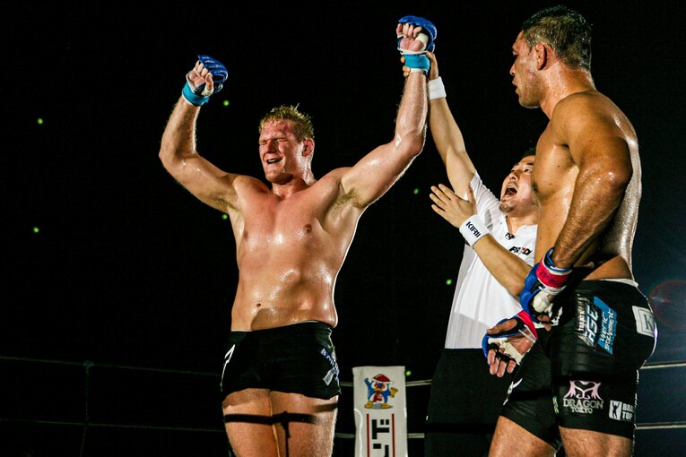 PRIDE史上に残る大熱戦となったが、2-1のスプリット判定でジョシュの手があがった