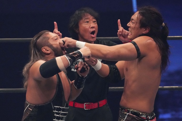 EVILの鼻を掴む竹下幸之介　©Masashi Hara