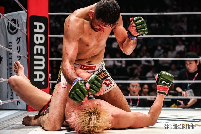 マウントポジションから鈴木千裕にパウンドを落とすクレベル・コイケ（6枚目／全6枚）©RIZIN FF