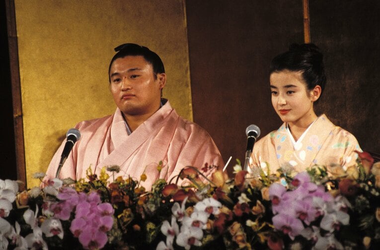 1992年11月、貴乃花と宮沢りえさんの婚約会見（2枚目／全2枚）。この2カ月後に婚約解消した　©JIJI PRESS