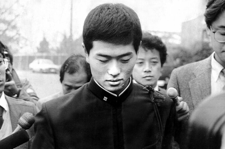 1985年11月20日のドラフト会議で巨人に1位指名を受け、記者に囲まれ質問されるPL学園・桑田真澄 ／ photograph by SANKEI SHIMBUN