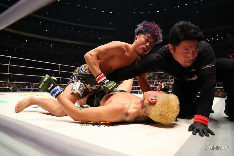 ダースチョーク→パウンド連打で太田が芦澤を失神KO　©RIZIN FF