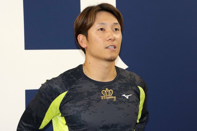 マツダスタジアムの会見で、FA権行使の理由を語った西川 ／ photograph by JIJI PRESS