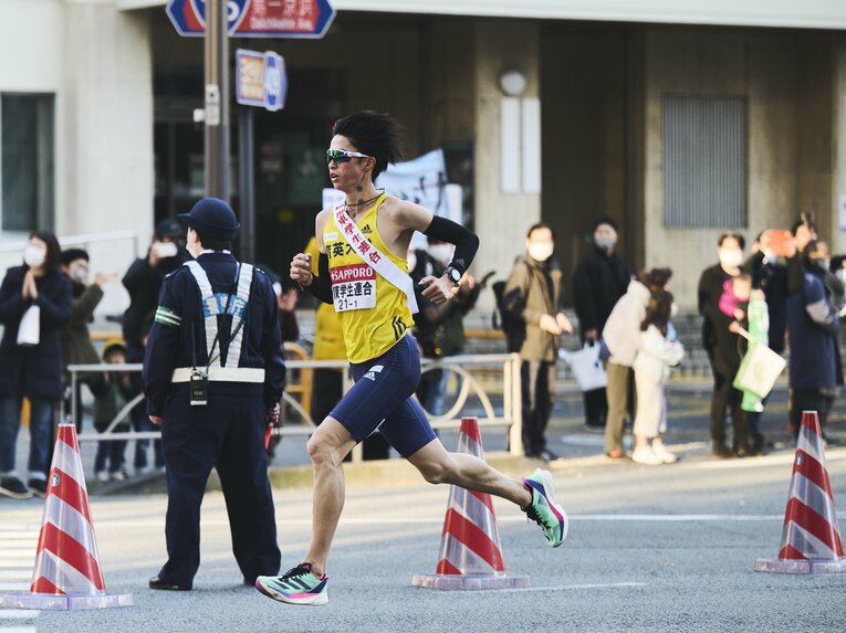 後続とかなり差をつけ、三田から第一京浜に入る新田　©Yuki Suenaga
