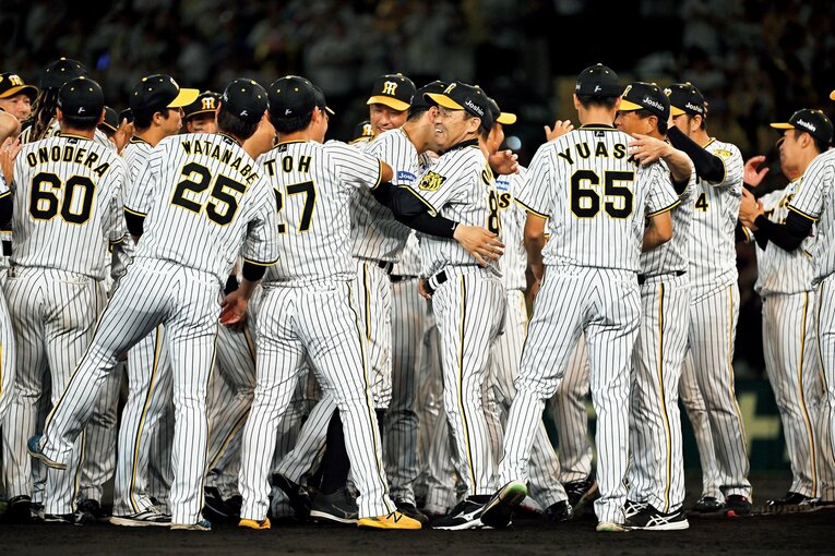 優勝を決めた巨人戦で柔らかな笑顔を見せる岡田　©Hideki Sugiyama