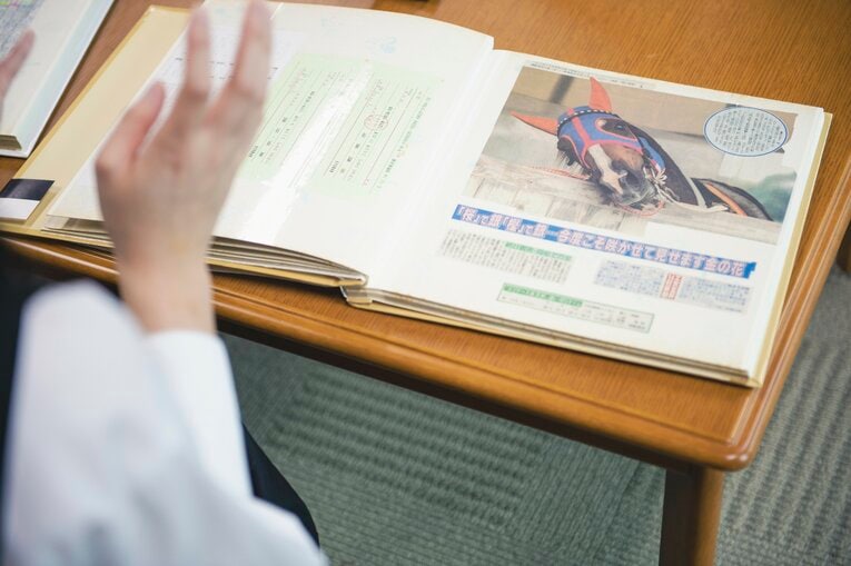 母・美枝さんのスクラップブック、計2冊にユキノビジンの足跡がまとめられている　©Wataru Sato