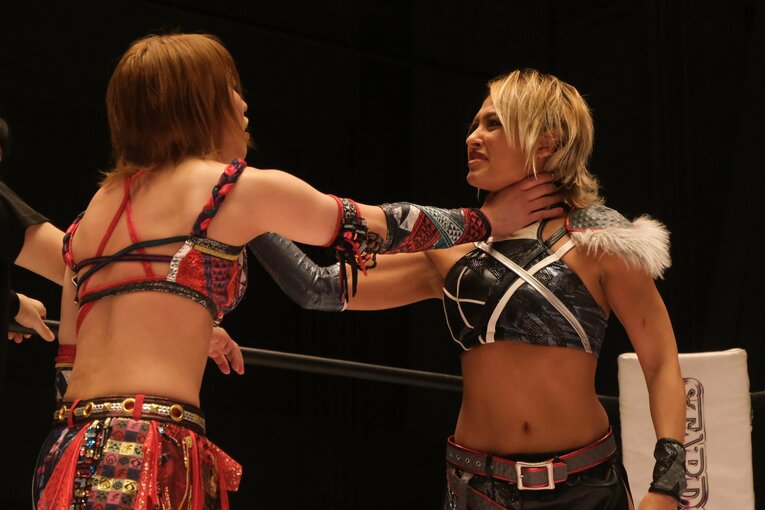 朱里とジュリア、“赤いベルト”戦を前にタッグ解散…スターダムを大きく変える「容赦なし」の対決とドンナ・デル・モンド結成秘話(40)