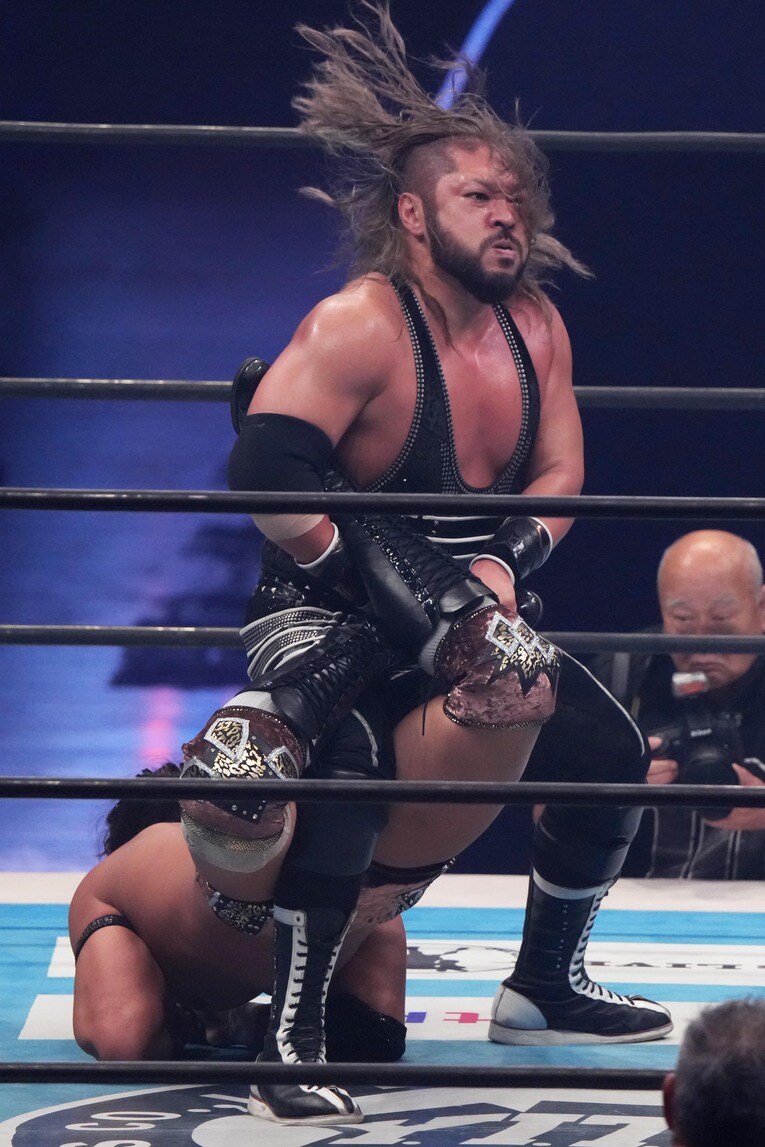 竹下幸之介をサソリ固めで攻めるEVIL　©Essei Hara