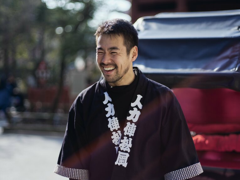 【人力車でバーチャル浅草さんぽ】元ラグビー日本代表…ムキムキの児玉健太郎さんが引く人力車で浅草を回った気になれる！　人力車夫のお仕事風景を見る　©︎Yuki Suenaga