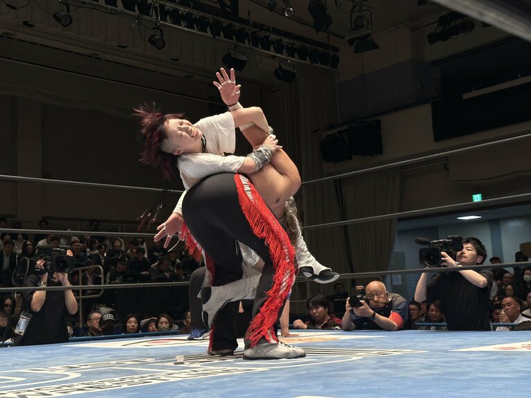 スワイプすると「エル・デスペラードvs葛西純」など激闘写真をご覧になれます　©Norihiro Hashimoto