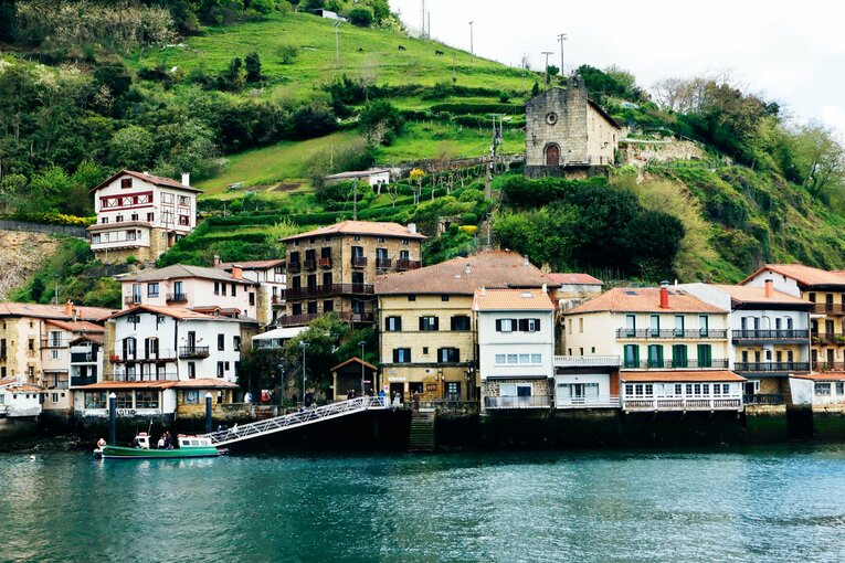 「クボはノルマル（普通）よ」辛口おばあちゃんにバルで遭遇も…カメラマンが撮った久保建英21歳の“軽快ドリブル＋母・祖母のような愛”(46)