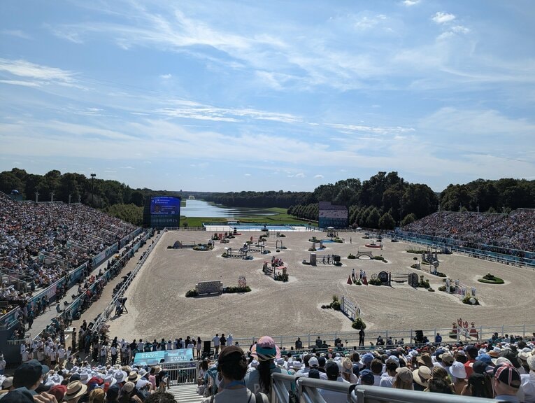 会場奥の「グランドカナル」を挟んで遠くに見えるのがヴェルサイユ宮殿　©JMPA