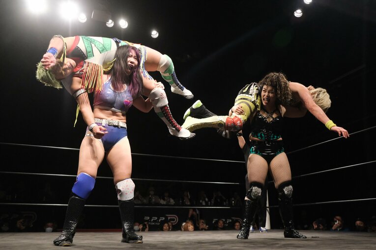 プロデュース興行ではZONES（右）と「マッスルシスターズ」を結成し、高橋奈七永＆水波綾と対戦　©Norihiro Hashimoto