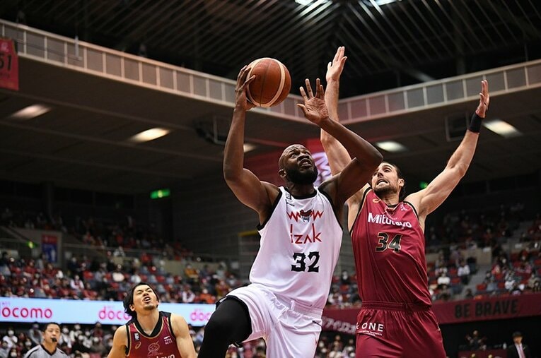 11月15日時点での今季の富山の1試合平均得点はリーグ2位の89.1点で、昨季に比べて何と+13.1点。マブンガ（写真の背番号32）、宇都を中心に圧倒的攻撃力を見せている。 ／ photograph by B.LEAGUE