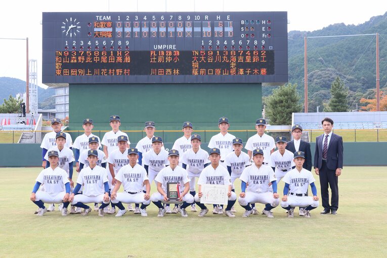 近畿大会で準優勝した和歌山東ナイン。後段左端が米原監督（連盟提供）