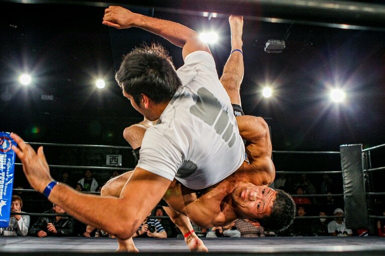 シング・心・ジャディブに十八番のジャーマンスープレックスを見舞う関根　©Susumu Nagao