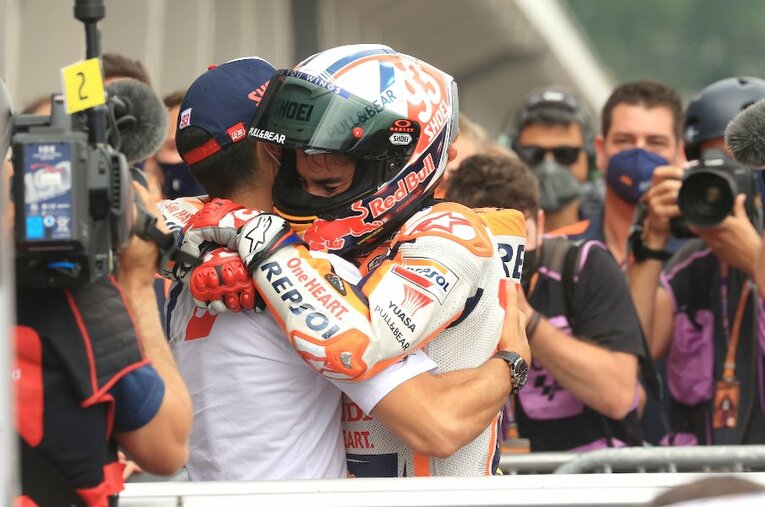 ドイツGPで581日ぶりの勝利を遂げたマルケスは、ここまで苦労をともにしてきたパーソナルヘルパーと抱き合い、感傷的な表情を見せた ／ photograph by Satoshi Endo