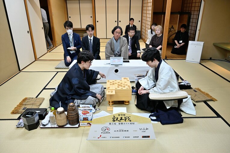 「九重」で行われた感想戦　©Keiji Ishikawa