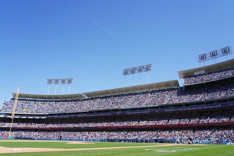 第4打席、この2試合2本目の大谷ホームランに盛り上がるドジャー・スタジアムのファン　©︎Shizuka Minami