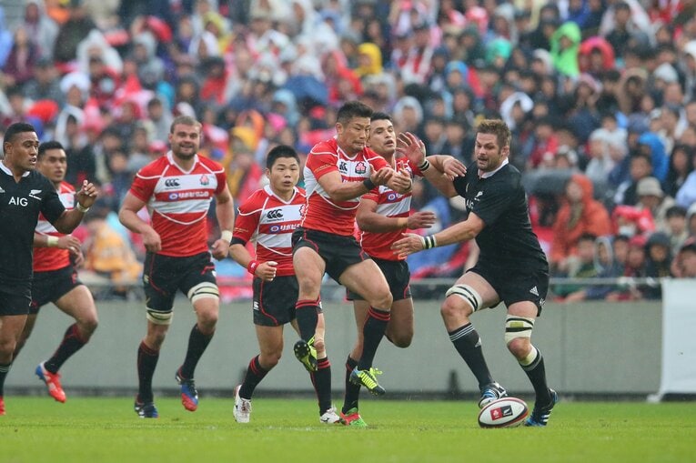 2013年11月2日に開催された「リポビタンDチャレンジカップ」。日本代表は廣瀬俊朗が主将として奮闘するも54-6という大差でオールブラックスが勝利　©︎AFLO