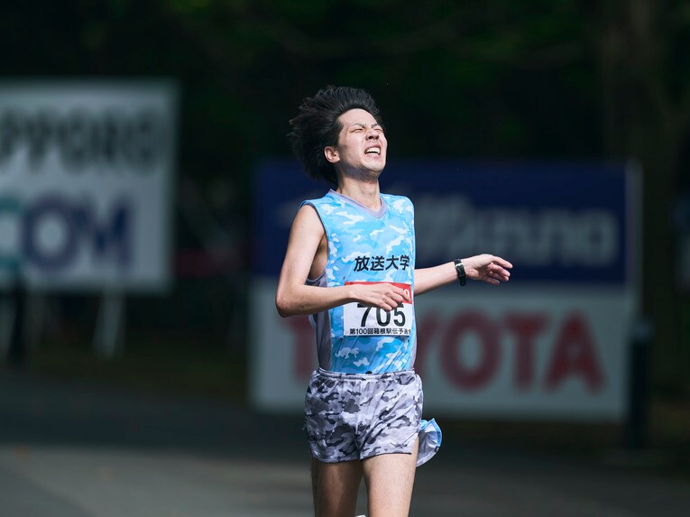 放送大学関西チームの最後のランナーも無事、ゴールへ。完走した選手の中ではブービー賞だった　©Yuki Suenaga