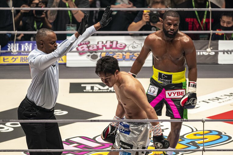 朝倉は立ち上がるも、レフェリーが試合を止めた　©Takuya Sugiyama