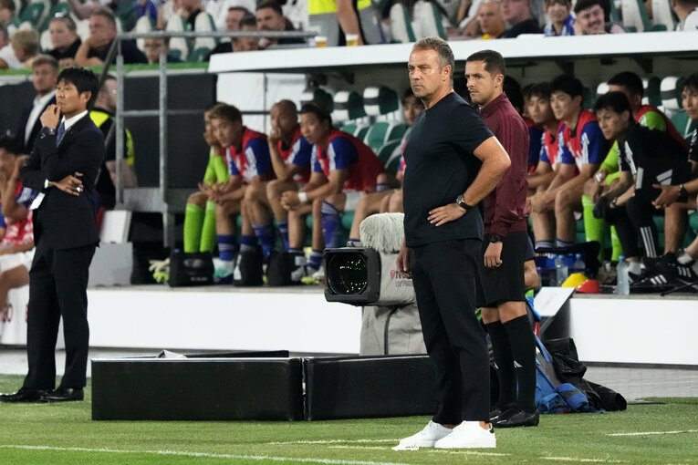 心配そうに戦況を見つめるドイツのハンジ・フリック監督　©Getty Images