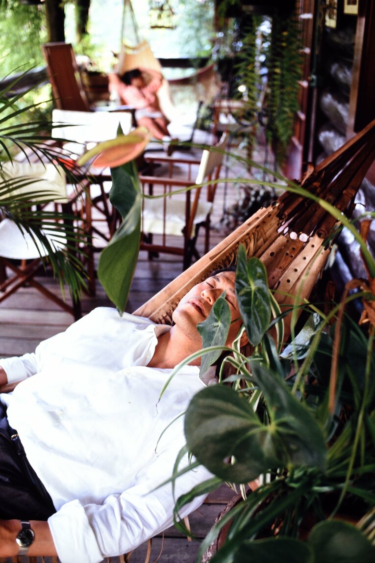 フィゲイレード元大統領の別荘のハンモックで昼寝する猪木。奥は寛子さん。1990年3月、リオデジャネイロ郊外　©Essei Hara