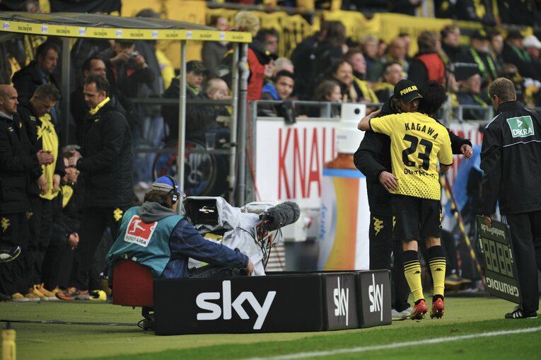 【篤人とシンジの“SNSが知らない友情”とレア写真／全30枚超】ドルトムント時代の香川。クロップ監督とハグする　©Takuya Sugiyama