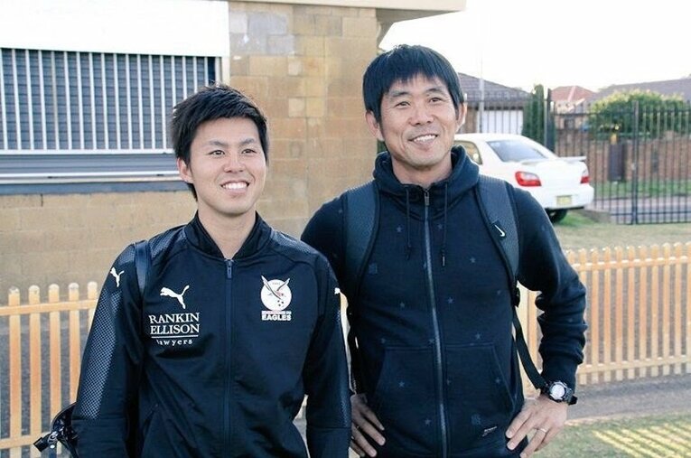 W杯出場が懸かるピリピリしたアジア予選期間でも、いつもと変わらない父の姿に驚いたという圭悟さん（29歳）。写真は海外でプレーしていた頃に撮影した親子ショット　©LuaaZ