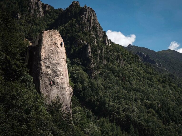 2020年11月、長野県小川山マラ岩の「Pass it on」を完登。倉上（写真左上）が成功するまで数十年もの間、可能性のない岩壁と見られていた