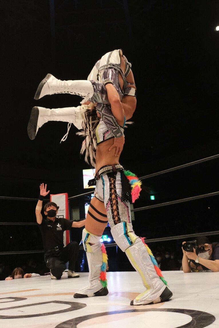 スターダム退団マッチで小波が“亡き戦友”木村花の技に込めた意味とは？ 対戦したジュリアは試合中に涙…「まだまだNEVER ENDです」(20)