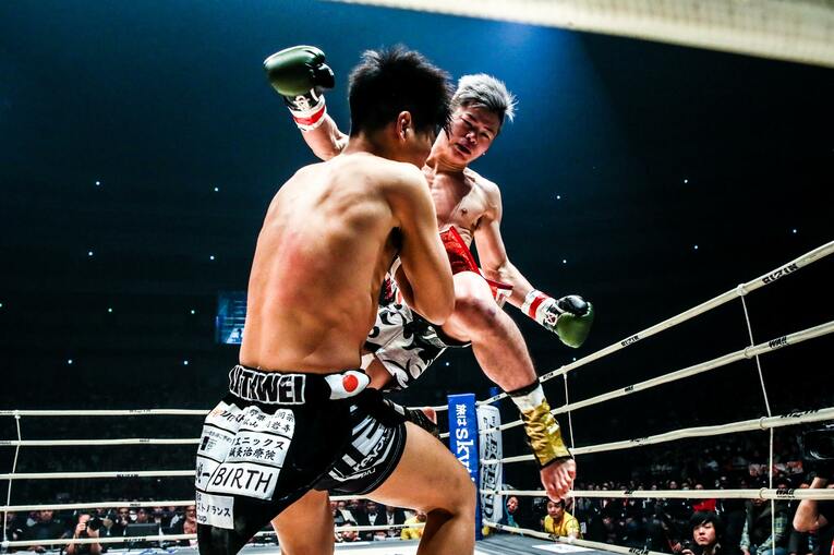 トーナメント準決勝、浜本“キャット”雄大に飛び膝蹴りを叩き込む那須川天心　©RIZIN FF Susumu Nagao