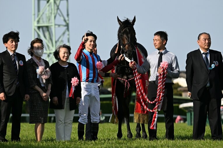 口取り式で「一冠目」を意味する人差し指を立てる松山弘平　©Keiji Ishikawa