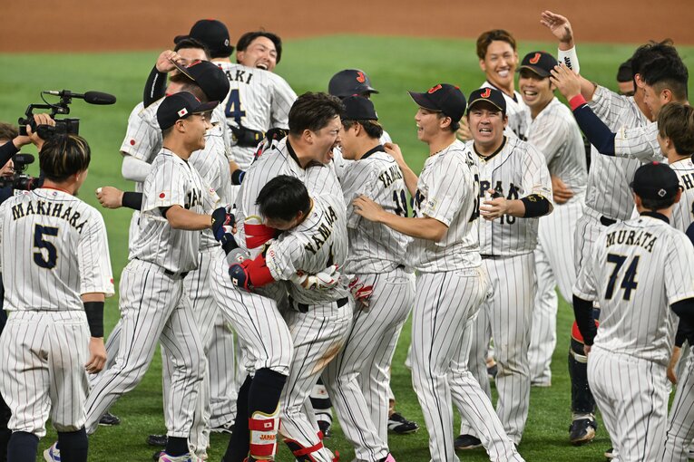 期待に応えサヨナラ打を放った村上　©Naoya Sanuki