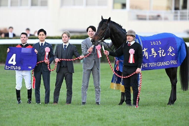ミュージアムマイルの口取り式。皐月賞、有馬記念と例年なら年度代表馬の有力候補といえる実績を残した　©Keiji Ishikawa