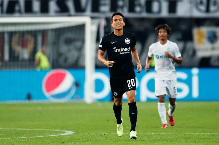 「“鎌田大地と守田英正が一緒に写った1枚”を狙いたいけど…」「長谷部誠はすでにコーチのように」CL日本人対決と“美しい夕焼け”撮影ウラ話(70)