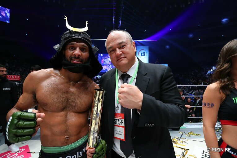 AJ・マッキーを祝福するBellatorのスコット・コーカー代表　©RIZIN FF