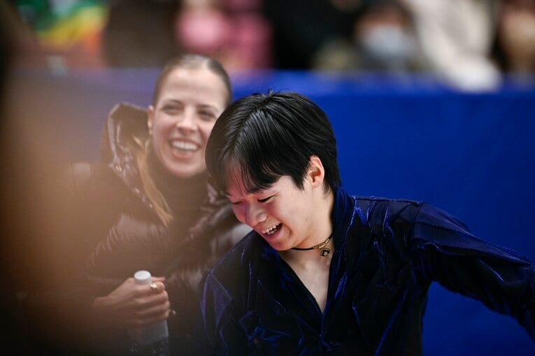 全日本選手権フリーの演技後、コストナーコーチと喜ぶ鍵山　©︎Asami Enomoto