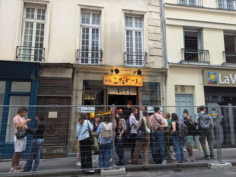 パリで行列ができる人気店「こだわりラーメン」　©Yu Saito