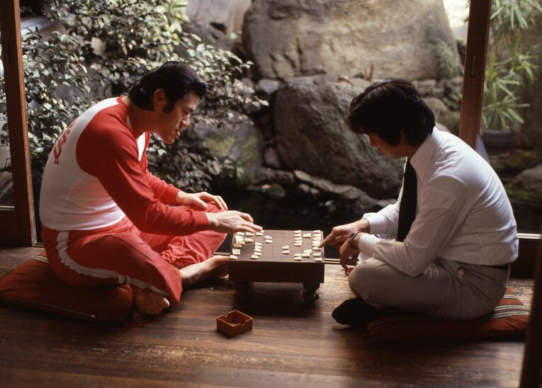 猪木－倍賞鉄夫リングアナの“縁台将棋”　©Tokyo Sports