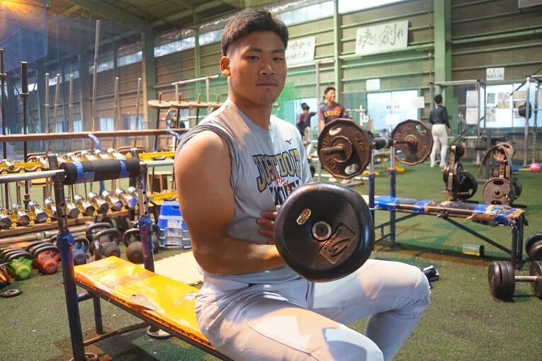 トレーニング場で筋トレをする高田。ベンチプレスは105kgあげられるという