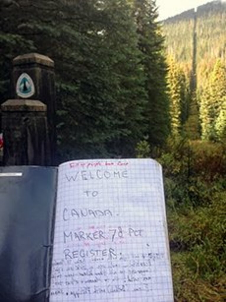 多くのハイカーが思い思いの言葉を書き残したブック。 