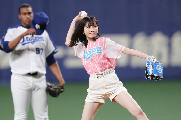 始球式で笑顔を見せる「AKB48」の福岡聖菜さん（右）。左は先発のライデル・マルティネス（2018年撮影）©JIJI PRESS