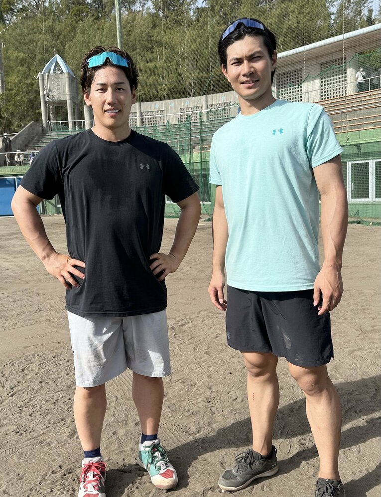 吉田正尚と並んでもこの通り。体の分厚さが増した藤原（右）©︎Chiba Lotte Marines