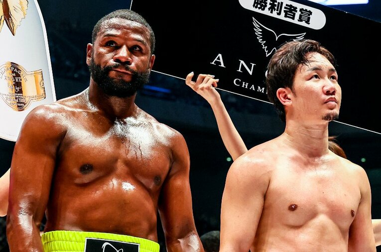 試合後のフロイド・メイウェザー・ジュニアと朝倉未来。さまざまな意味で話題を集めた一戦だったが、ボクシング界の反応は渋かった ／ photograph by RIZIN FF Susumu Nagao