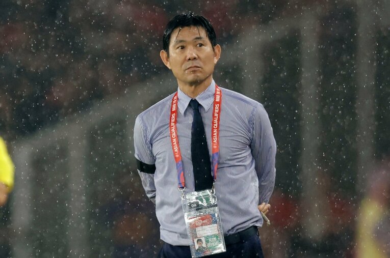 11月15日、W杯最終予選インドネシア戦（ジャカルタ）。大雨が降るなか、テクニカルエリアで戦況を見つめる森保一監督（56歳） ／ photograph by AFLO