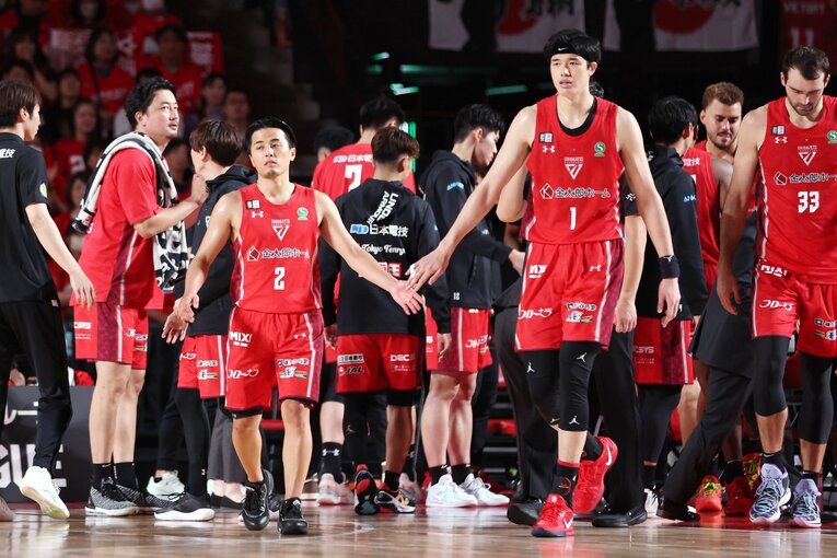 ジェッツのチームメイトとなった富樫と渡邊　©︎JIJI PRESS