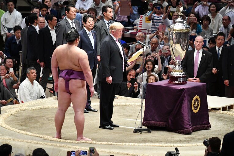トランプ大統領（当時）からアメリカ合衆国杯を授与される朝乃山　©JMPA